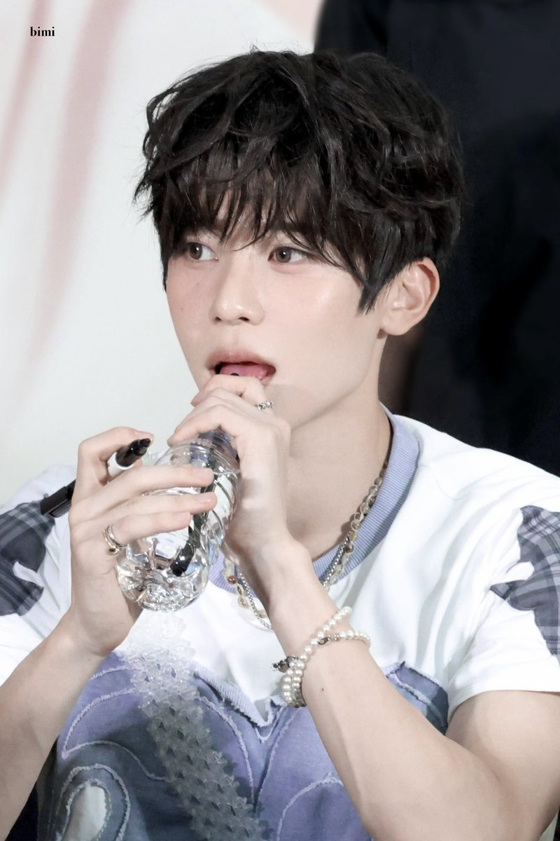 see1saw's tweet photo. 물을 왜이렇게 이쁘게 마시는지 아시는분 https://t.co/0YOKuG82sl