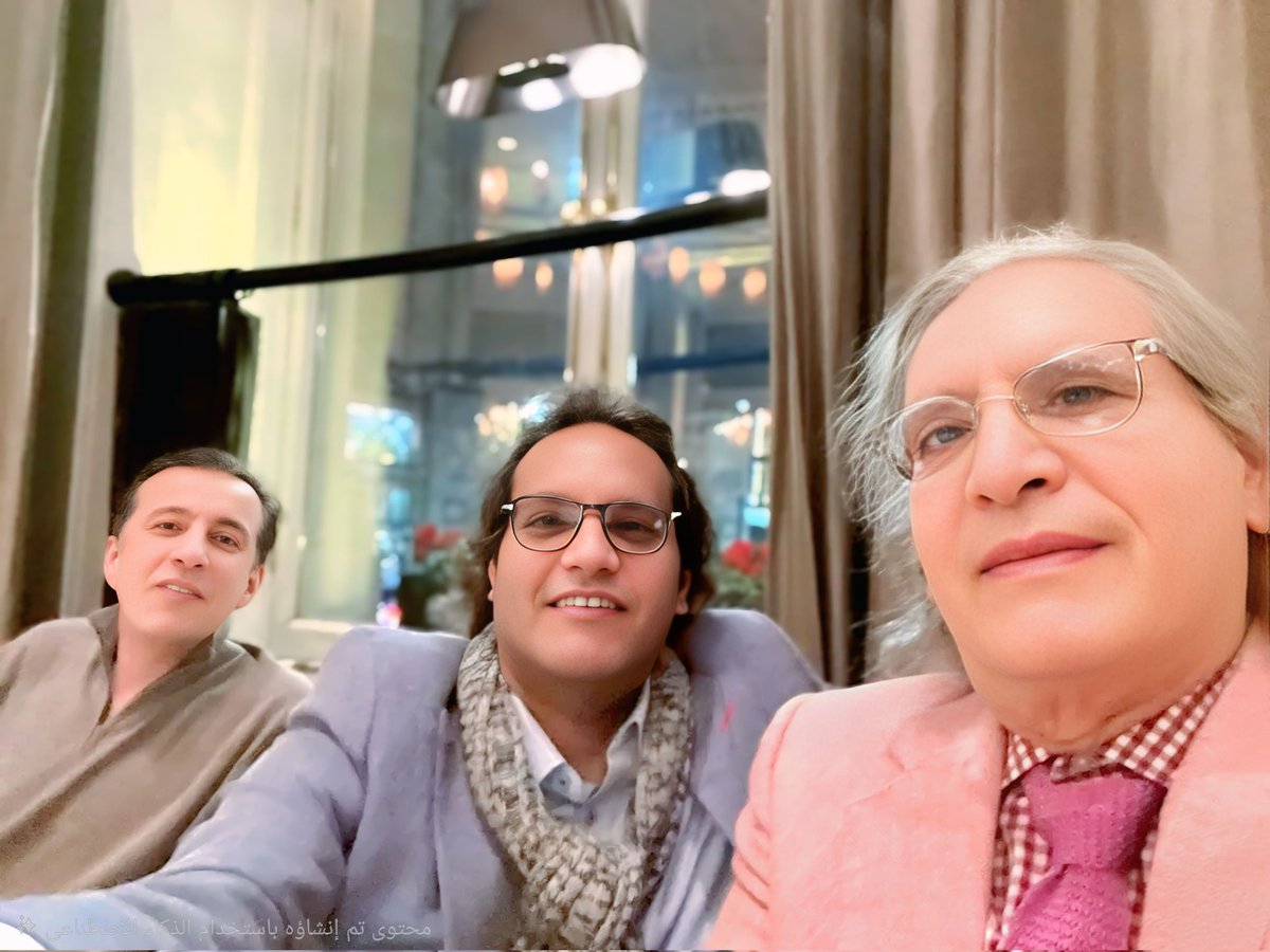 tariqmnawab's tweet photo. من عاصمةِ الضباب لندن
لقطةٌ لا تجمعُ أشخاصًا فقط
بل تختصرُ تاريخًا كاملًا من الهيبةِ الفكرية
وثقلِ الإعلام
وأناقةِ الحرف.

فهنا عرّابُ الصحافة
 الأستاذ عثمان العمير
وهنا سموُّ الفكر والأدب
 الأستاذ تركي الدخيل
وهنا الأستاذ جميل الذيابي
 رئيسُ تحرير صحيفة عكاظ
وفي حضورِهم يبدو المشهدُ وكأنَّ الثقافةَ والإعلامَ قرّرا أن يلتقطا صورةً واحدة.
فثلاثةُ أسماءٍ
كلُّ واحدٍ منها يحملُ ذاكرةَ جيل
وتجربةَ زمنٍ كامل
وأثرًا بقي طويلًا في وجدانِ الصحافةِ العربية.

أما لندن
فبدت في هذه اللقطة
كأنها تقفُ احترامًا
لقاماتٍ تعرفُ جيدًا
كيف تصنعُ المجدَ بالكلمة. 
@OthmanAlomeir
@TurkiAldakhil
@JameelAlTheyabi
