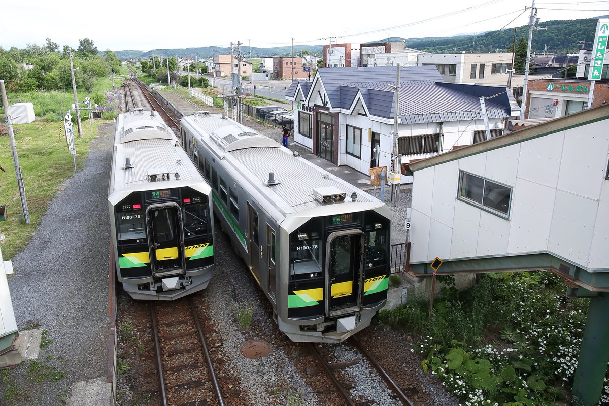 ine_JRh's tweet photo. 3年前、H100型に統一されたばかりの富良野線。
なんかの所用で駅の横を通った際にちょうど列車の時間だったので撮った一コマだったと思います。3カ月前に来たときはキハ150だったのに(2枚目)、かわり果てた姿に目眩がしました。
2023.6.10/3.12 西神楽 https://t.co/HxqwwsFmE6