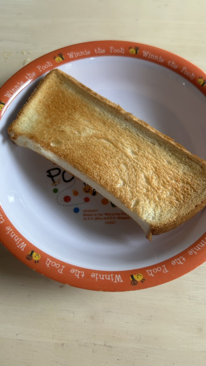 FeliceAlice2's tweet photo. 10分でいける保育園を30分かけて登園。
朝ごはんもパンでなくバナナだったらしく、
母は帰宅して1時間前に焼いたパンを頂きます。

硬くなったパン。美味しいパンを食べたい。 https://t.co/NX3w4YItz1