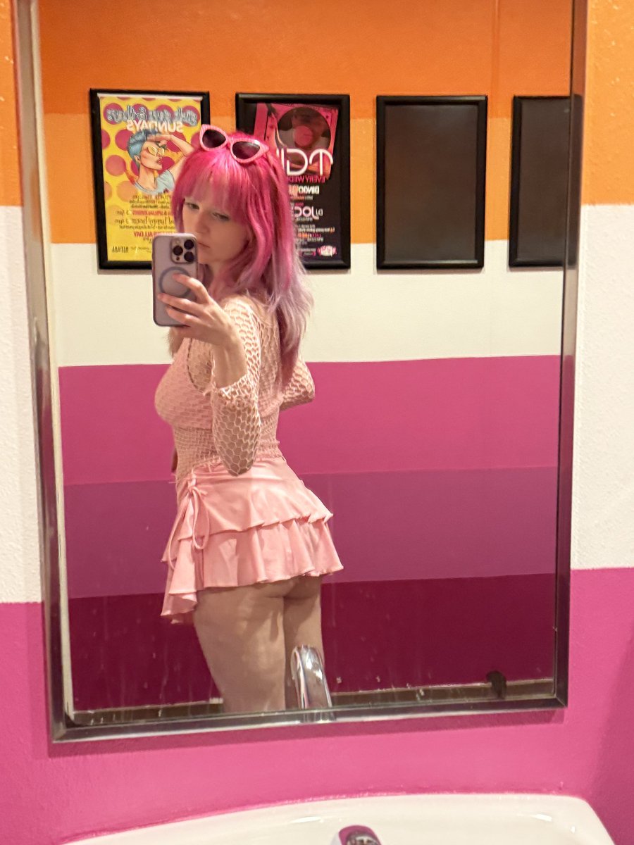 keeblerelfs's tweet photo. happy pride month 👩‍❤️‍💋‍👩♥️💕 https://t.co/3Vl04y9Lbt