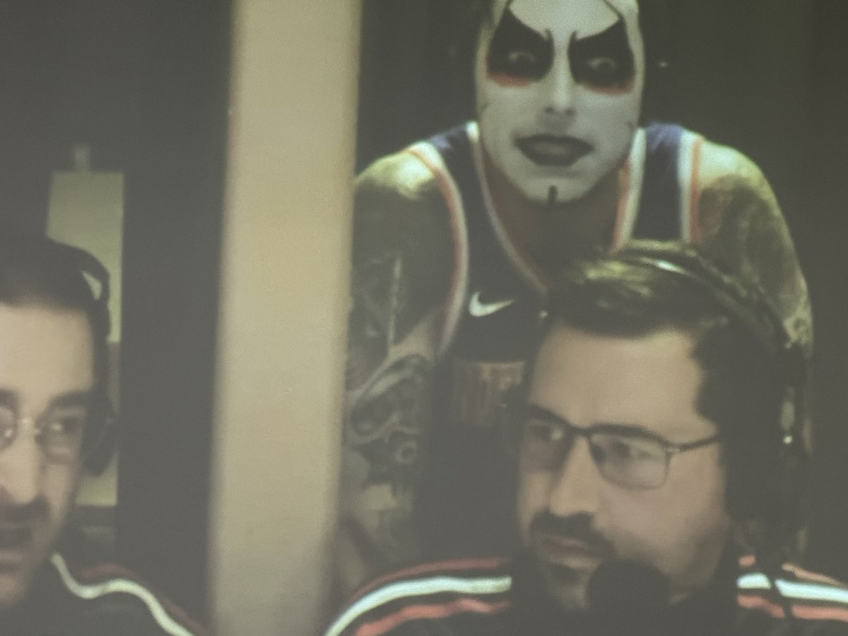 BeamTeamSac's tweet photo. The Fu$k is going on at Madison Square Garden??? Did he pay 100k to be there? 
#NBATwitter https://t.co/Xg2L2JMuK2