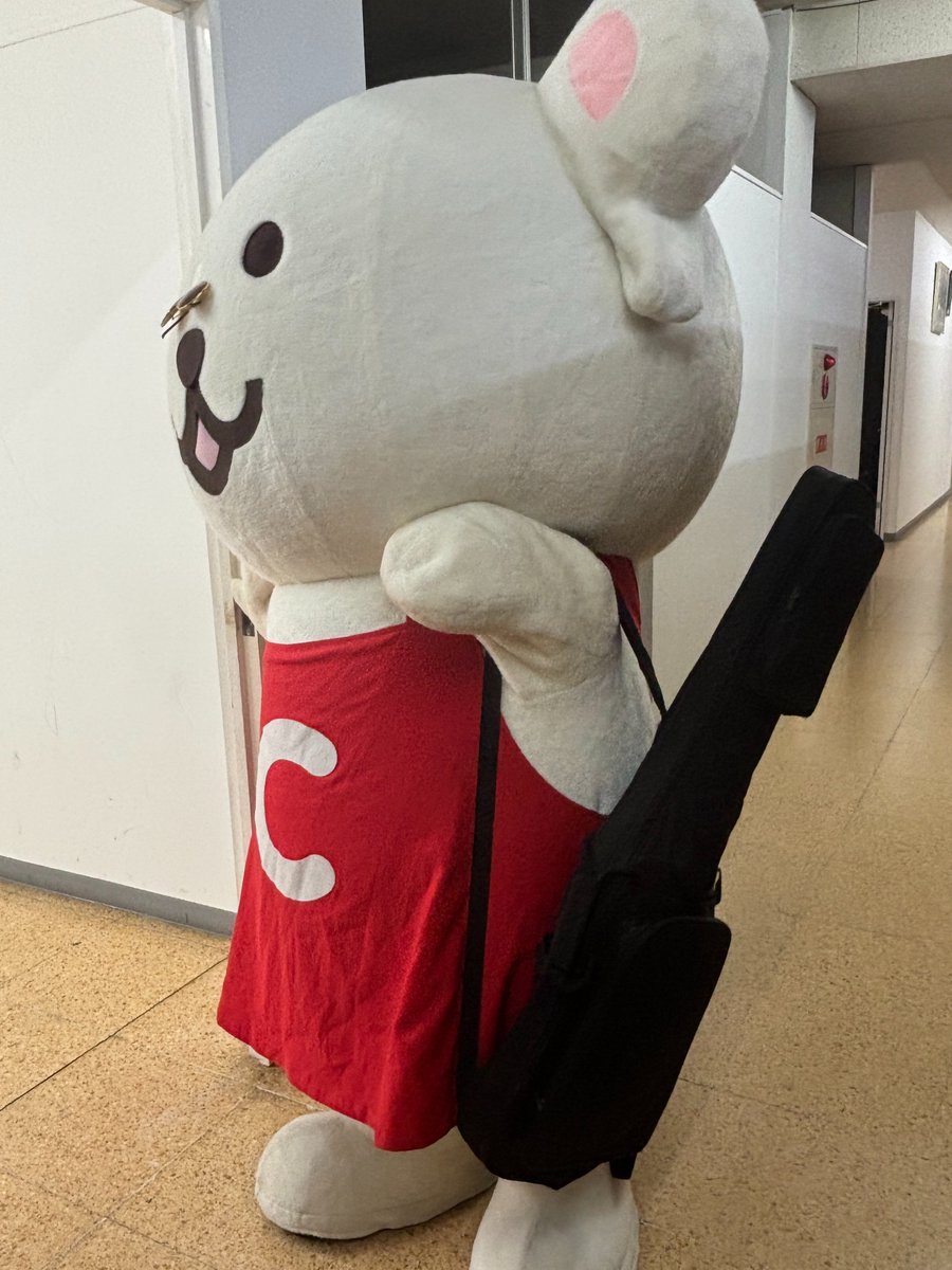 coopsapporo_pr's tweet photo. #ロックの日
ギターケースはもてたけど弾けるの…？？笑 https://t.co/iBYg2CJHrL
