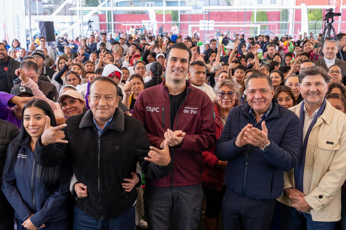 rimoba's tweet photo. Hoy cumplimos una palabra empeñada con las familias de la Nueva Oxtotitlán.

Entregamos la rehabilitación de la cancha de futbol de la Unidad Deportiva Lic. Crisóforo Zárate Machuca, un espacio que vuelve a ser de niñas, niños, jóvenes y familias.

Junto al subsecretario @MiguelTorrucoG, anunciamos la llegada de México Imparable a Toluca, programa impulsado por la Presidenta @Claudiashein, con el que rescataremos el deportivo Filiberto Navas, abandonado por más de 25 años.

Recuperar espacios públicos también es construir paz: donde hay deporte, cultura y comunidad, hay más oportunidades para nuestras juventudes.

Seguiremos trabajando por una Toluca con espacios dignos, seguros y llenos de vida.

#TolucaCapitalDeOportunidadesYProgreso
#RicardoMoreno