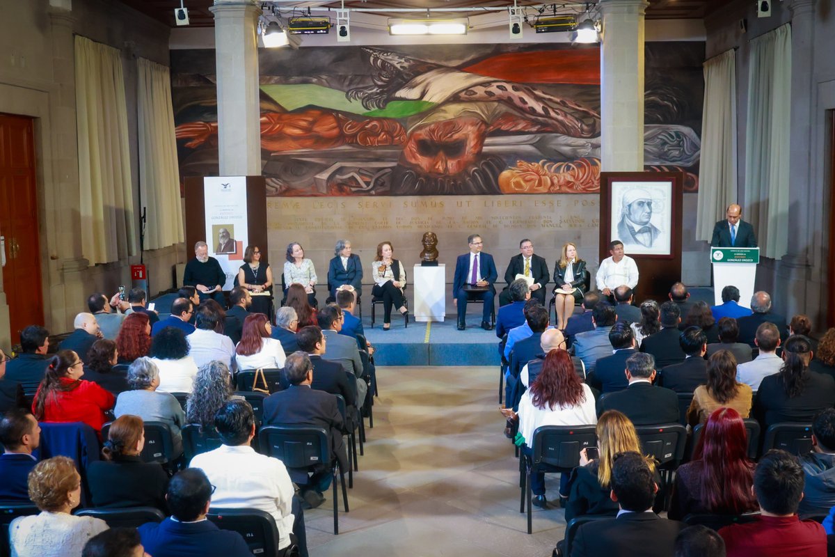 YasminEsquivel_'s tweet photo. Celebro la iniciativa del Ministro Irving Espinosa Betanzo (@IrvingEspinosa_), para presentar en esta emblemática sede de la @SCJN la exposición “Crónica de una Nación: La mirada de Antonio González Orozco”.

El muralismo mexicano fue mucho más que una expresión artística; constituyó también un movimiento social y pedagógico que contribuyó a fortalecer nuestra identidad nacional, reivindicar nuestras raíces y generar conciencia sobre la realidad de su tiempo.

La obra de González Orozco nos invita a reflexionar sobre nuestra historia, nuestros valores y el país que hemos construido.

#MinistraYasmínEsquivel