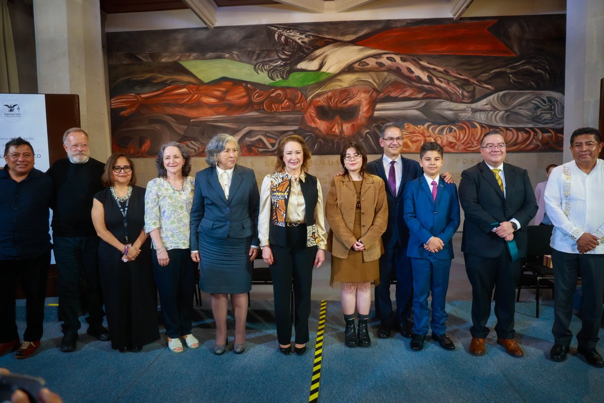 YasminEsquivel_'s tweet photo. Celebro la iniciativa del Ministro Irving Espinosa Betanzo (@IrvingEspinosa_), para presentar en esta emblemática sede de la @SCJN la exposición “Crónica de una Nación: La mirada de Antonio González Orozco”.

El muralismo mexicano fue mucho más que una expresión artística; constituyó también un movimiento social y pedagógico que contribuyó a fortalecer nuestra identidad nacional, reivindicar nuestras raíces y generar conciencia sobre la realidad de su tiempo.

La obra de González Orozco nos invita a reflexionar sobre nuestra historia, nuestros valores y el país que hemos construido.

#MinistraYasmínEsquivel