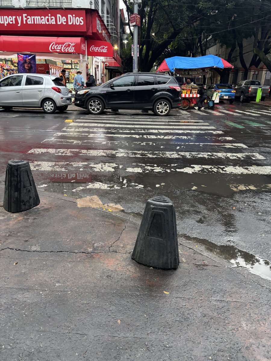 fannyiturbide's tweet photo. @UCS_GCDMX @ErnestoGout También tengo varias horas reportando la obstrucción de esta camioneta José Martí esquina unión, col escandon, Miguel Hidalgo, siempre es lo mismo para poder usar el cruce peatonal https://t.co/YOVNee29tN