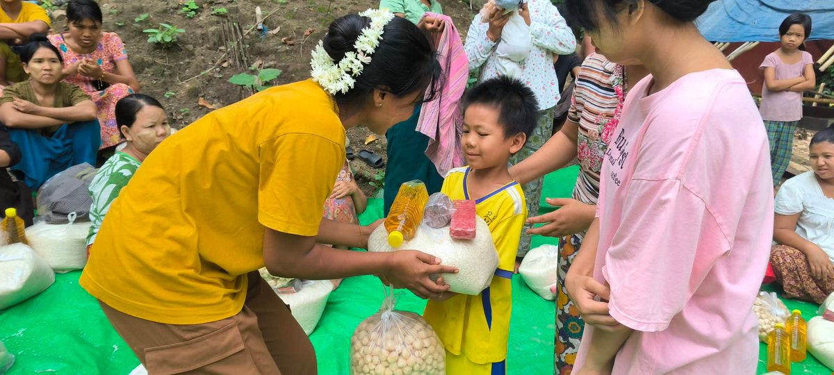 CDM_SayarAung's tweet photo. မဖောင်းဖောင်းနှင့်မိတ်ဆွေများမှ ကျောပုံတောင်မြေစစ်ရှောင်စခန်း အိမ်ထောင်စု ၃၅အိမ်စာအတွက်
ဆန်၊ဆီ၊အသားတု၊ကာဆပ်ပြာ
၊ငါးပိ ဝေငှတဲ့မှတ်တမ်းဖြစ်ပါတယ်။ https://t.co/Cf3ndEFLZ4