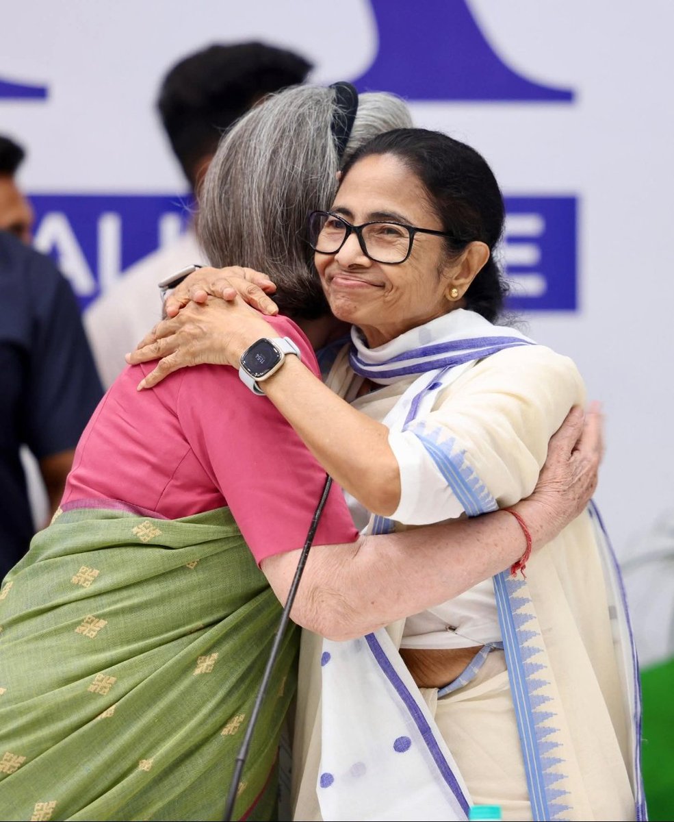 SamirAnsar12333's tweet photo. 🚨 12 साल का अहंकार और 'मजबूरी का फेविकोल'! क्या जनता को फिर बेवकूफ समझा जा रहा है?

पूरे 12 साल और 1 महीना लग गया इन बड़े-बड़े नेताओं को अपना अहंकार पिघलाने में! जब तक सत्ता की कुर्सी हाथ से पूरी तरह खिसक नहीं गई, तब तक इन्हें न जनता याद आई और न ही देश।
अब जब सामने साफ-साफ हार दिख रही है, तो डर के मारे 'फेविकोल' लगाकर सब एक मंच पर आ गए हैं। लेकिन सवाल यह है कि क्या सच में इनके दिल साफ हुए हैं या यह सिर्फ मलाई खाने और सत्ता का लालच है?
जनता सब देख रही है, इस बार यह पुराना नाटक नहीं चलने वाला।
चैलेंजिंग सवाल: मुझे तो लगता है चुनाव खत्म होते ही यह फेविकोल उखड़ जाएगा। आपकी क्या राय है? क्या यह मजबूरी का गठबंधन 2029 (या अगले कुछ महीनों) तक भी टिक पाएगा? या फिर से सिर-फुटौव्वल शुरू होगी? खुलकर कमेंट में बताइए! 👇