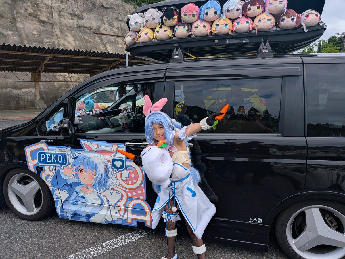 fiojelly's tweet photo. ぺこらの痛車と一緒に撮ったよ！
ホロメンのぬいぐるみがたくさんあって可愛かった💕

兎田ぺこら　　@fiojelly
🚗オーナー様　@yuratorial様

#もみみまつり
#もみみМランド2026アフター賞 https://t.co/XFaq2LkvXn