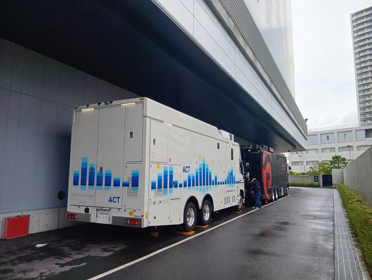 koike_ep's tweet photo. #権四郎4K中継車(B)
#Kｱﾘｰﾅ横浜 に搬入を終えました。
車体はｴｱｻｽのｴｱｰを指定量排出、右総輪に各4枚の板を敷設して水平取り完了です。
本業務は片側拡幅にて運用。
後方の音中車は、TBS-ACT TA-1

@gonshiro_1989
#権四郎
#Gonshiro
#中継車 https://t.co/GVLG1EGqE6