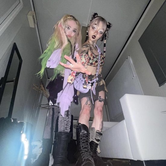 hourlygrimes's tweet photo. grimes with yeule https://t.co/gzUjItpg84
