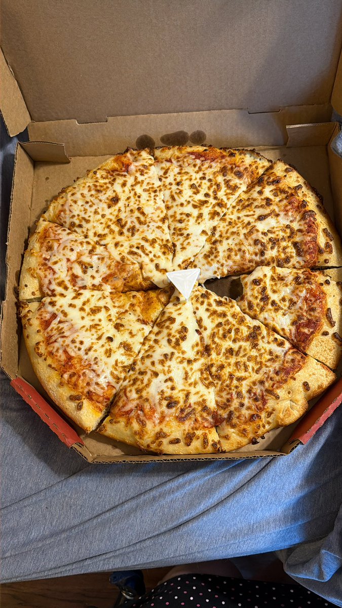 SusanRaeTulsa's tweet photo. @Mazzios this is strange. There is a bite taken out of a pizza I just ordered. If you notice the cheese is melted across the other slices even tho they’ve been cut. The bitten slice are not connected by melted cheese. What in the world? https://t.co/ItW9lNNj4E