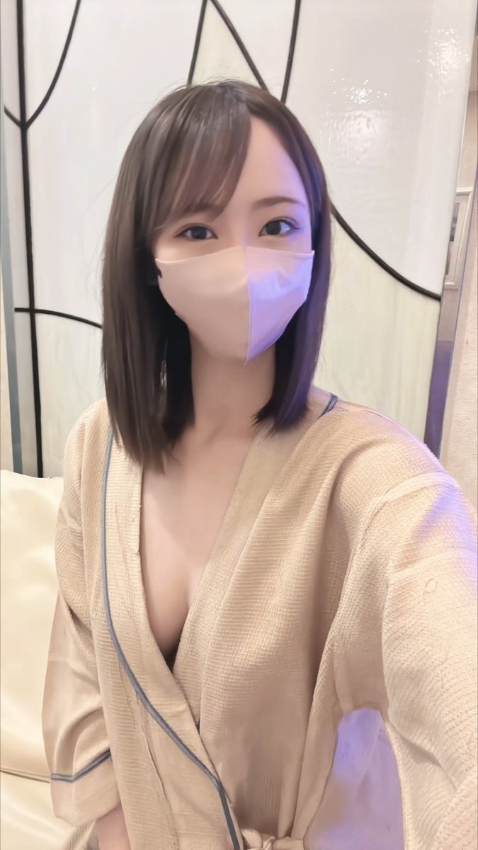 xlanoche's tweet photo. 가운 입고 가슴골 흘리기
누가 먼저 덮칠까 😉 https://t.co/AZMuPRfWyY