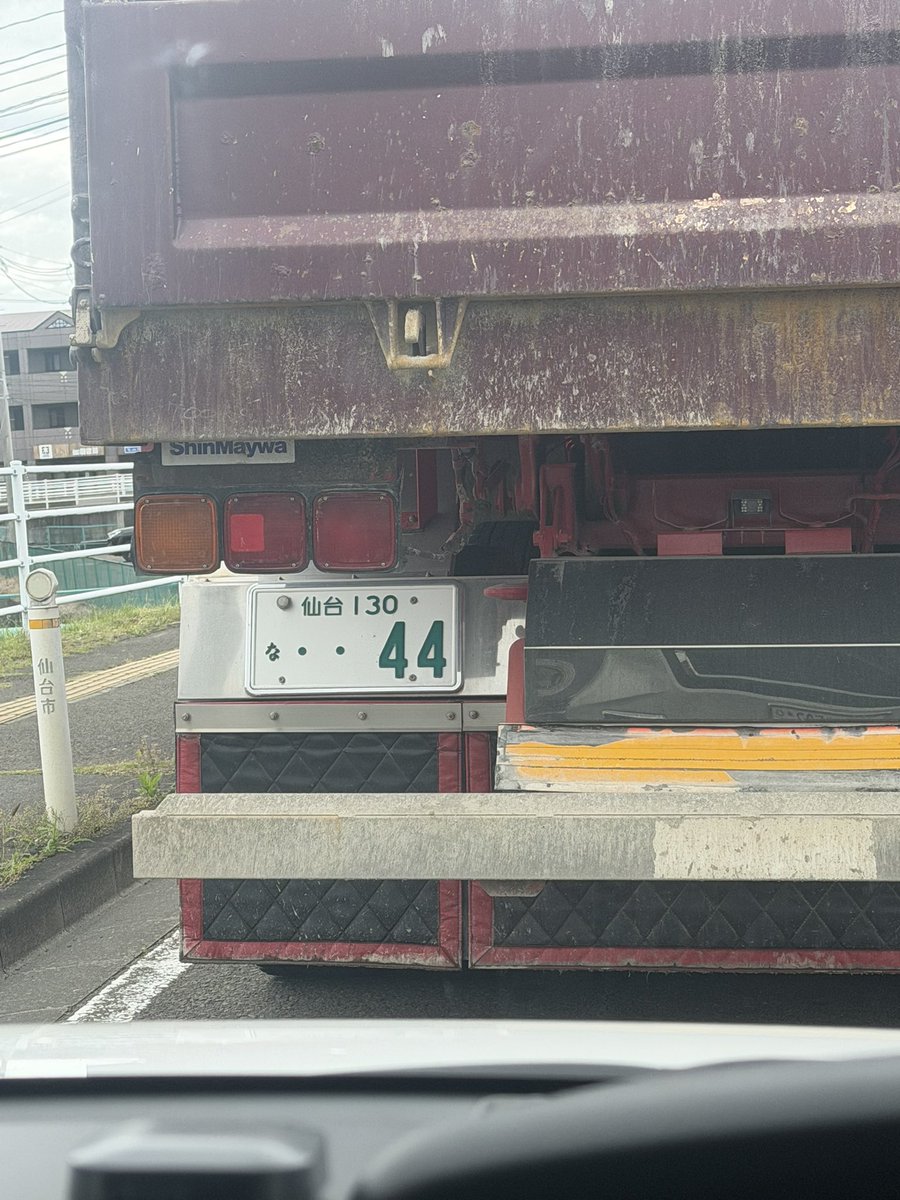 2imra1p's tweet photo. 信号すぎてすぐに割り込んで来て、ぶつかりそうになって、こっちは交差点の真ん中で急ブレーキになったのに、次の信号黄色になってんのに逃げてった。謝罪のハザードすらないし。 https://t.co/Lc4KawjPJx