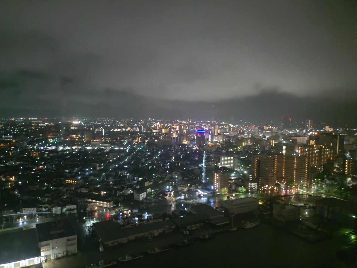 Ne10atuatu's tweet photo. 新潟で1番高所のホテル(私は24階)に泊まった。
東向きだから朝陽に期待してたのだが、流石私、雨男バワー発揮w
新潟県民割2000円割とじゃらんクーポンでした。
飲み会会場の新潟駅まで雨の中遠かった😂
観光なら信濃川と日本海ビューの部屋が良いと思います👍 https://t.co/sCNbv6hoiK