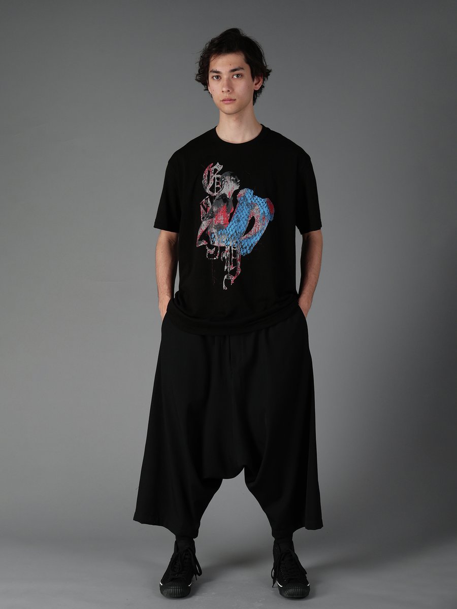 Ground_Y's tweet photo. Ground Y Graphic Collection
紹介商品はプロフィールの公式WEBストアからご覧いただけます。 🔗@ground_y_official
―――――――――
JERSEY MERMAID T-SHIRT
Product No：GW-T72-070
¥ 13,200(税込)

JERSEY TENGU T-SHIRT
Product No：GW-T73-070
¥ 13,200(税込)

コットン100％のミニマルな天竺Tシャツに、オリジナルのグラフィックを配した人気シリーズ。
今回の新作では、日本の妖怪である”人魚”と”天狗”をモチーフにした2種が登場します。

Ground Y直営店舗およびオフィシャルウェブストア「THE SHOP YOHJI YAMAMOTO」にて発売中。
是非ご覧くださいませ。
―――――――――
@theshopyohjiyamamoto

#GroundY #グラウンドワイ #Yohjiyamamoto #ヨウジヤマモト #Tシャツ