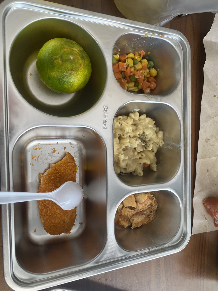 ap1nmau's tweet photo. @bopo_jodhipati Mbg di sekolahku. Kalau menu hari ini telur, besokanny ogah makan karena bau amisnya naudzubillaah😭🙏🏻 https://t.co/SbvqgJCwJR