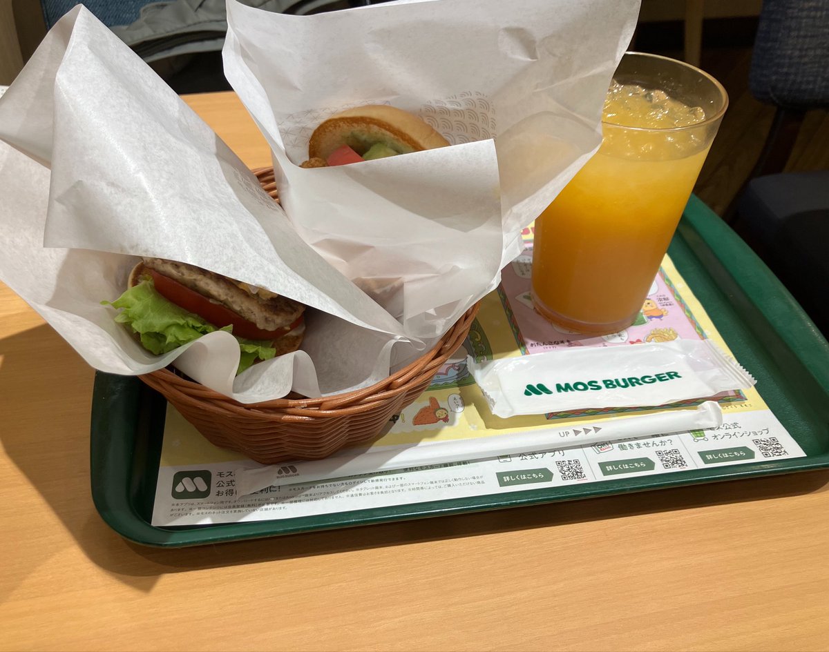 neobigwolf's tweet photo. 朝モス
健康診断終わり！昨年より体重が約9kg減っておりました。
アボガドエビカツバーガーと朝の野菜なんとかバーガー
んー…トマトが強い https://t.co/bzpHfEzLzp