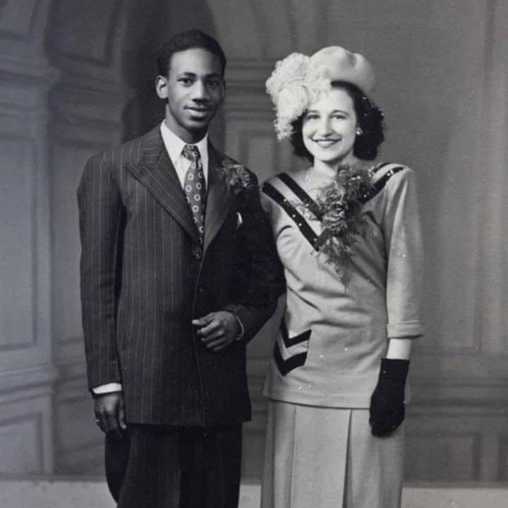 AcervoCharts's tweet photo. Pai expulsou a filha de casa por ela se casar com um homem negro.

Apesar disso, o casal permaneceu junto por quase 80 anos. https://t.co/ej7rpcNukd