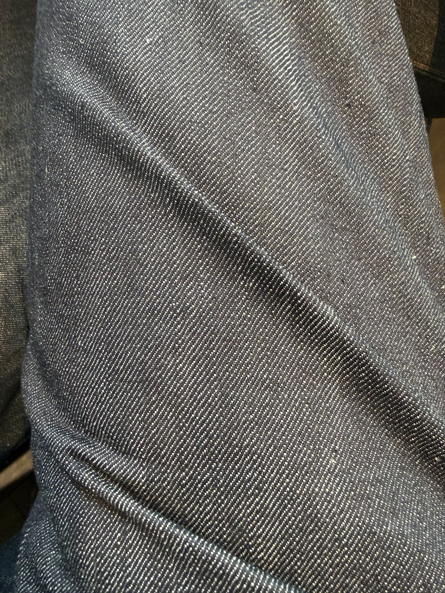 ziro_1981's tweet photo. 47モデル、リジットのまま何回か履いてたけど水に通すか…
あんまり縮まないように願いたい。
なんせ33インチがほぼピッタリなくらい太ってしまった…
レギュラーの501で普段気にせず履くからこっちの方が良い色になってる。
このくらいの色味の同い年の501が欲しい。
もちろんセルビッチで！ https://t.co/qzd1TPDFm0