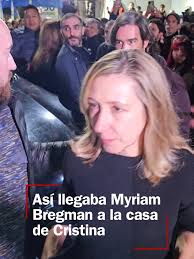 diosmo_'s tweet photo. @valeria18548559 @clarincom Son lo mismo, distintas banderas. https://t.co/8oAwbi8Syd