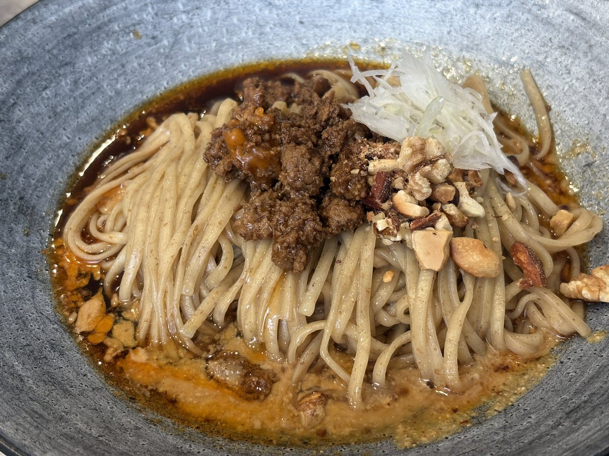 tyomobass's tweet photo. #池袋
#琥珀
#汁なし坦々麺 (平麺)
⁡
混ぜた瞬間旨味が立ち込める！
口に入れる前から
あ、濃厚だ🎶
⁡
お馴染みの白胡麻、黒胡麻とも違う
麻辣な方向性の味付け！
⁡
食べた後もずっと舌の奥が美味しい♥️ https://t.co/ern6MQmc8D