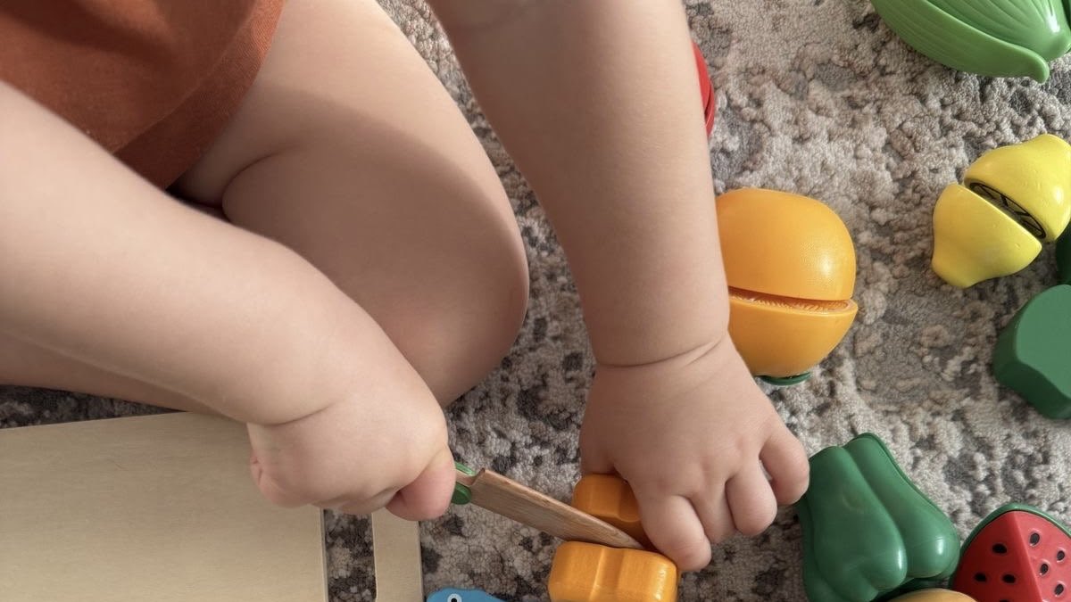 hagendiratama's tweet photo. 🐻: Siapa yg mo nen duluan?
🐻: Jeci apa jei?
👼🏼:
👶🏻: Aa!
👶🏻: Aa maw—
👶🏻: Eeee
👶🏻: Lambut papa tenapa?
🐻: Papa abis warnain rambut
🐻: Bagus, kan?
👼🏼: P-papa na?
🐻: Lah ini papa.
🐻: Masa Jeci ga kenal papa
👼🏼:
👶🏻: Dyy help!
👶🏻: Lambut papa belubah
👶🏻: Jeci jadi nda maw nen!
🐻 https://t.co/F6UAo6tIxj