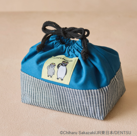 newdays_jp's tweet photo. 【店舗限定】
新商品のご案内！
本日、Suicaのペンギングッズに保冷きんちゃくやタオルボトルポーチなど、これからの季節に役立つ小物が仲間入り！
ぜひチェックしてください！

販売店舗▼
https://t.co/ctvTRrtFbD

※本日8:00に投稿いたしました画像内の表記に一部誤りがございましたので、修正して再投稿いたします。
　投稿にいいね・リポストをいただいた皆様、ありがとうございました。