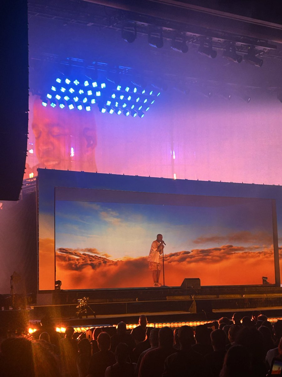 John_Bopp's tweet photo. @KiDCuDi thank you for an amazing night! One of the best night of my life much love🤟 the visuals were insane truly felt like I was floating https://t.co/OSDH3UTL5o