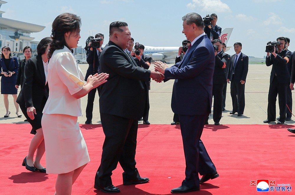DPRKpics's tweet photo. Comrade Xi Jinping, General Secretary of C.C., CPC and President of PRC, Arrives in Pyongyang to Pay State Visit to DPRK

Respected Comrade Kim Jong Un Warmly Welcomes Comrade Xi Jinping https://t.co/bTEXGq4dTX