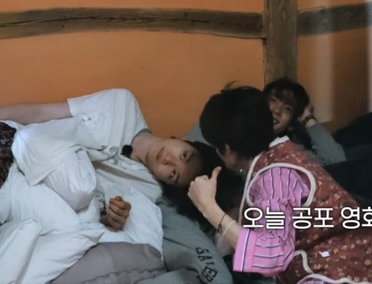 myheartgoneblue's tweet photo. อันนิน่ารักก โซฮีอยากดูหนังผีเลยหาแนวร่วม หันไปถามซองชาน ซองชานก็มองอยู่ โซฮีเลยเอาหน้าไปใกล้ๆละล้อแหน่ๆๆๆๆๆ (กลัวผีอะดิ) โคตรน่ารักเลยกุอยากเป็นซองชาน😭😭😭 https://t.co/ZY39VQkcuo