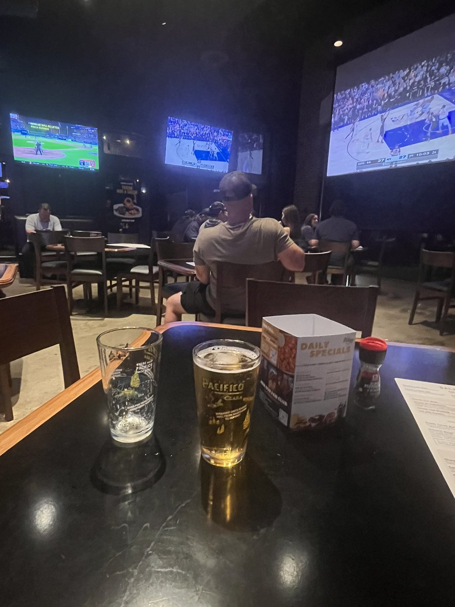 SpriteDeleter's tweet photo. #DrinkinBeerAloneAndWatchingHoops #LivingTheDream #TravelingForWork #ThreeDollarMillerLite https://t.co/CRgZxYCsi0