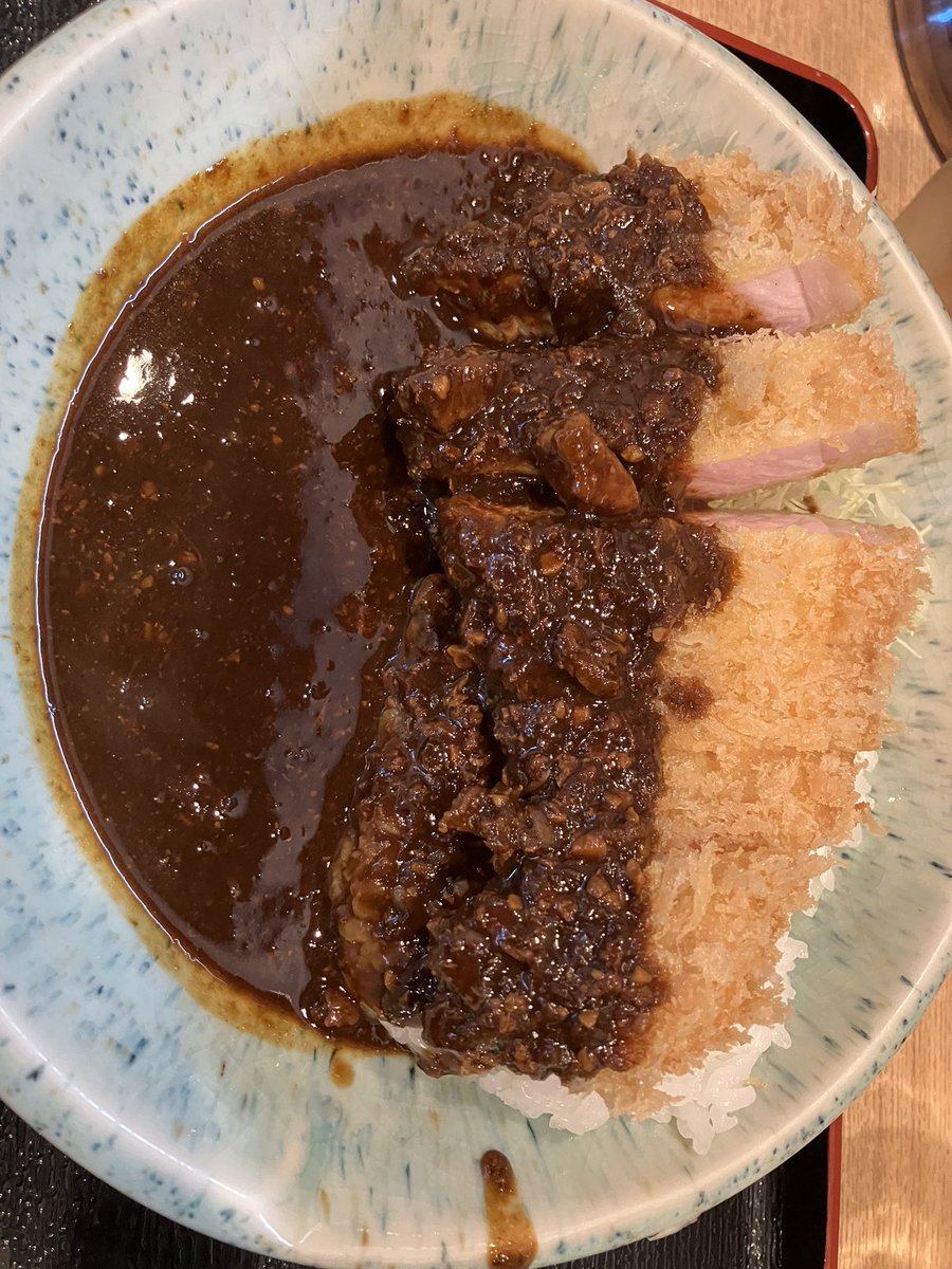 hanachan20201's tweet photo. 12/26昼 近所の名店のカツカレー。カツが大きい！　おいしかった〜 https://t.co/IX3dOB69yj