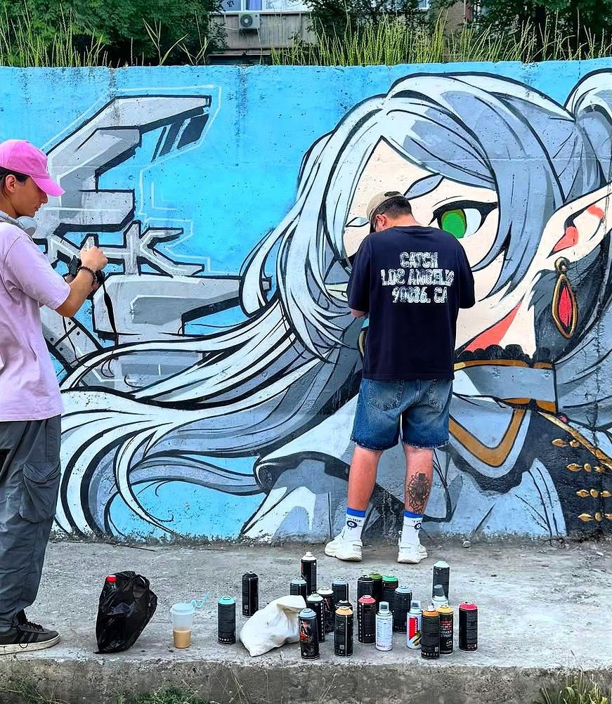 AnimetrendsLA's tweet photo. NUEVAMENTE VANDALIZARON EL MURAL DE FRIEREN 

Los murales de Reze y Frieren duraron muy poco después de ser restaurados. De hecho, uno de ellos fue vandalizado solo un día después.

Ante esta situación, el artista Wodyone comentó: «Creo que hasta aquí llego, chicos. Mejor gastaré la pintura en nuevas obras. Y a la persona que hizo esto, si estás leyendo esto y si aún te queda algo de hombría, escríbeme».

A pesar de todo el artista ya los restauró por segunda vez. Sin embargo, probablemente sea solo cuestión de tiempo para que vuelvan a ser vandalizados. 😞