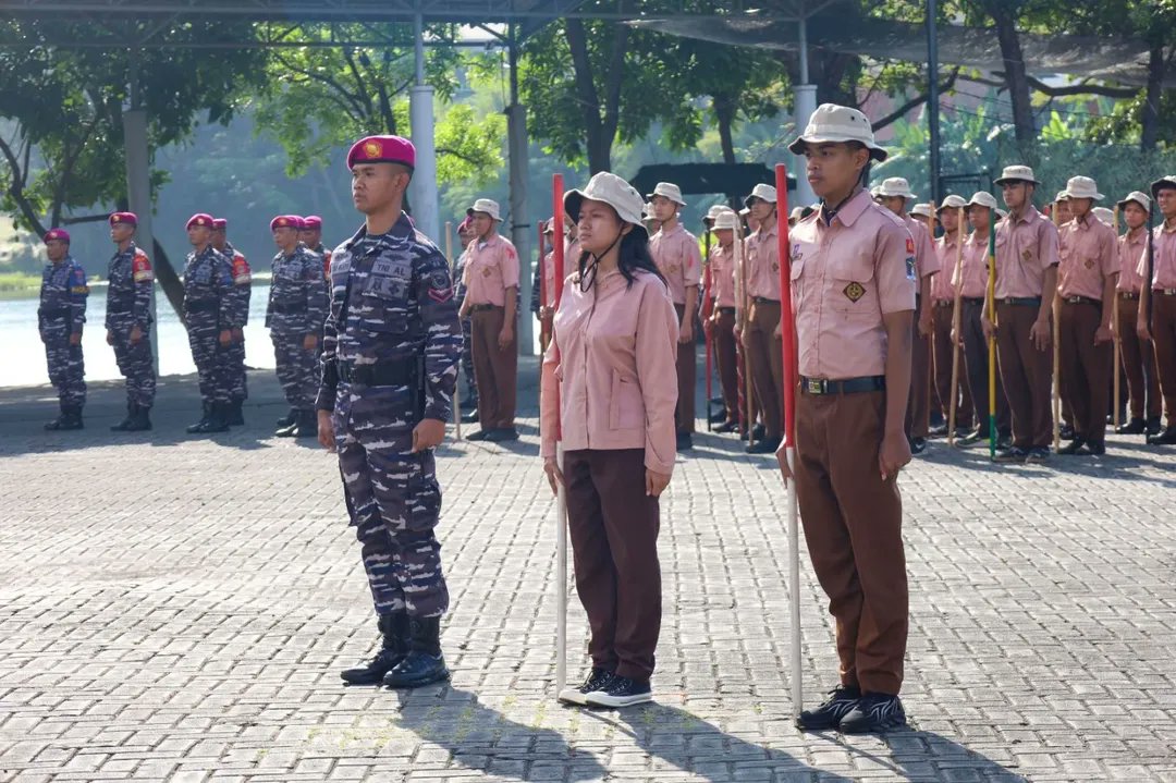 Puspen_TNI's tweet photo. Komandan Resimen Kavaleri 2 Marinir (Danmenkav 2 Mar) Kolonel Marinir Dr. Iwan Permana, S.H., https://t.co/BJB0dcR4Wk.Opsla., mewakili Komandan Pasmar 2 Mayor Jenderal TNI (Mar) Oni Junianto, S.A.P., M.M., https://t.co/BJB0dcR4Wk.Opsla., secara resmi membuka kegiatan Perkemahan Sabtu-Minggu (Persami) Korps Kadet Republik Indonesia (KKRI) Gelombang V TW II TA 2026 di Yontankfib 2 Marinir, Kesatrian Sutedi Senaputra, Karangpilang, Surabaya, Sabtu (6/6/2026).

Kegiatan yang diikuti 100 siswa SMK Ketintang Surabaya ini turut dihadiri para Dankolak dan Dansatlak jajaran Pasmar 2, Sekretaris Dinas Pendidikan Provinsi Jawa Timur mewakili Kepala Dinas Pendidikan Provinsi Jawa Timur, serta pihak sekolah SMK Ketintang Surabaya.

@marinir_tni_al 

#tniprima
#tnirakyatkuat
#indonesiaemas2045