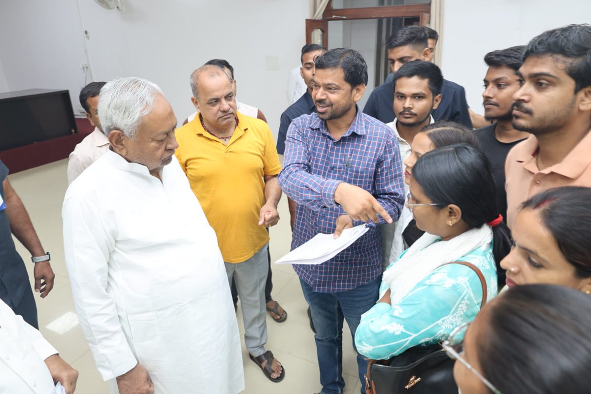 BiharSMunch's tweet photo. 💟 BPSC TRE 4 💟 
TRE 4 के शिक्षक अभ्यर्थियों को पूर्व CM नीतीश कुमार से भी मिलकर कोई सकारात्मक
लाभ नहीं हुआ।
✅ नीतीश कुमार 46 हजार पदों पर भेजे अधियाचना से भी मुकर गए।
✅ 5 साल में 1 करोड़ नौकरी और रोजगार का किया वादा भी भूल गये जिस आधार पर युवाओं ने उन्हें वोट दिया था। https://t.co/JAtH4nqqZG