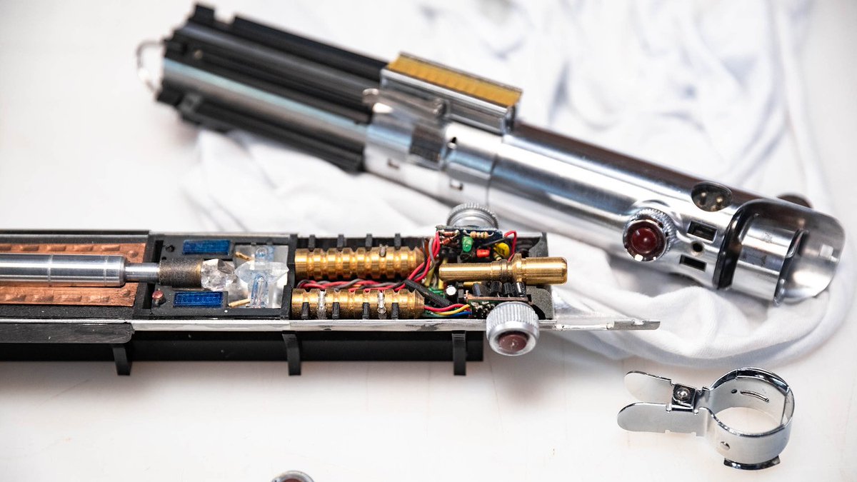 JediNewsNetwork's tweet photo. Here's What's Officially Inside Luke Skywalker's Lightsaber! | Adam Savage’s Tested - https://t.co/V1RuHQLbUC #StarWars @donttrythis @testedcom #PropReplicaForum #AdamSavage @ILMVFX #Lucasfilm #LukeSkywalker #DonBies https://t.co/5sPv2WimzO