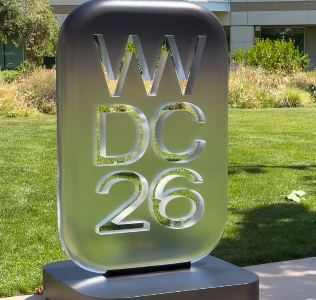 comcomsecom's tweet photo. うちのリーダーが
「Appleさんの #WWDC2026 に招待いただいて、今アメリカのAppleParkにいるよ！」
と色々送ってくれました🕺

モニュメントかわいいし、愛しのcocoboぬいも上陸してて誇らしい！
それにしても、いい天気だなあ🥹 https://t.co/b6jsgWqwn7