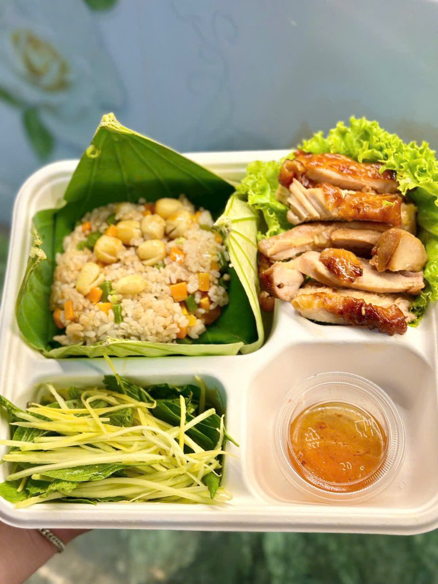 Tuanfising's tweet photo. Cơm gà lá sen, mời cả nhà nhé https://t.co/wVQwIrtHCZ