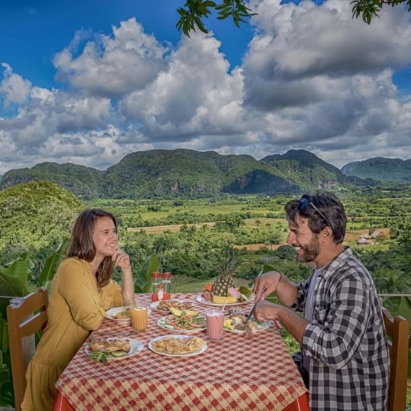 MinturCuba's tweet photo. ✨ Aventuras en Viñales: un paraíso natural donde cada experiencia se siente única. 🍽️ Sabores criollos, ❤️ escapadas románticas, 🚴‍♂️ rutas en bici y 🏨hospedajes rodeados de verde. Descubre un destino que enamora.🌄🌿

 #CubaTravel #CubaUnica #PinarDelRíoTravel   #CubaQuierePaz https://t.co/ppyqJ62I6k