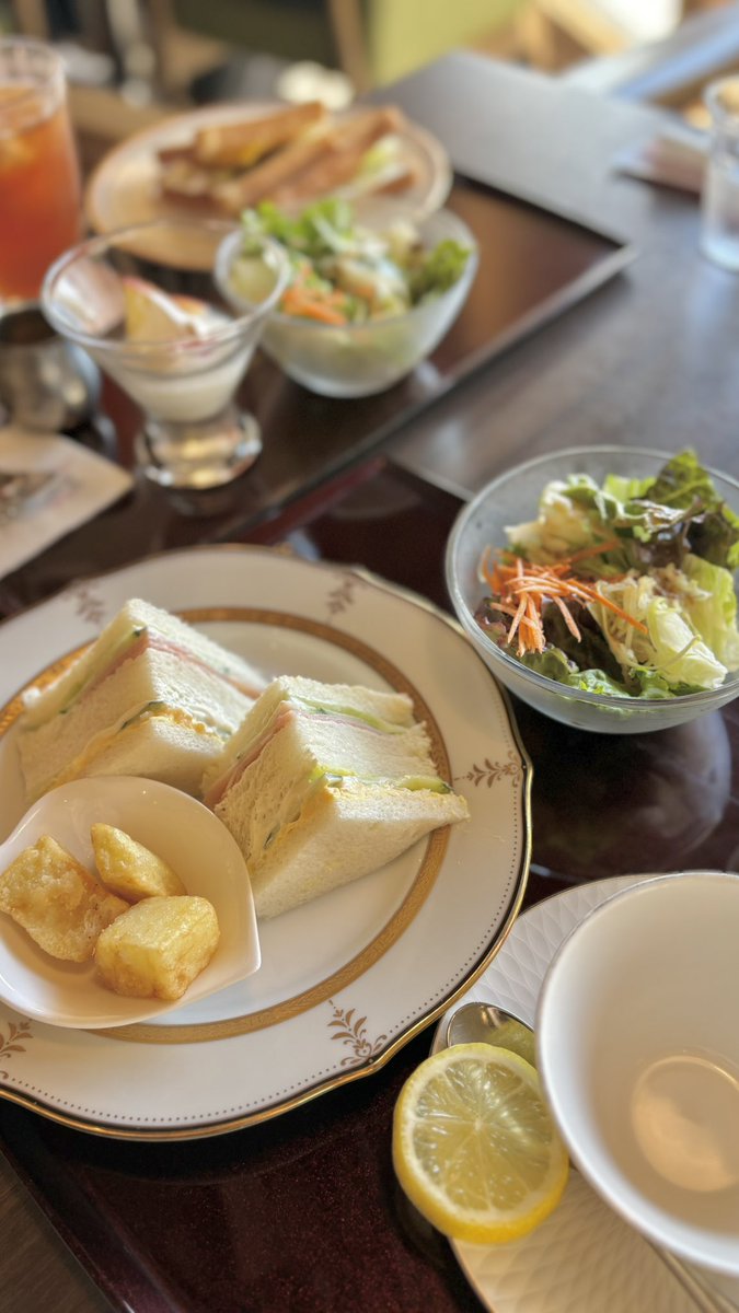 m__studyabroad's tweet photo. Good morning☁️🥗🥪
素敵な喫茶店で癒されました🫖

今日は大学に成績証明書等発行手続きを依頼したり、返信用封筒＆切手準備など🎓✉️
一つ一つは小さな事だけど、一つでも欠けると資格申請は通らないので確実に。
今日もがんばろ〜🫧 https://t.co/reza3kV7KZ