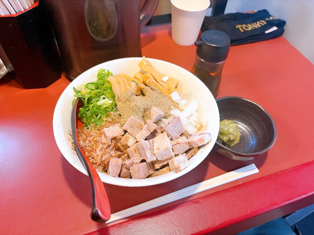 nitrow0213's tweet photo. ウイング麺はニボ混ぜだけ！
浜松市 らーめん豚鬼さんへ

煮干しの混ぜそば 1000円と
TPわさび 80円をいただきました😋

ウイング麺を食べたくて
久々のニボ混ぜ(*´艸`*)ｴﾍﾍｯ♡
モチプルで口内で暴れる
この感覚、唯一無二だわ〜♪
煮干し酢も良いが、
ワサビも抜群👌🏻

ごちそうさまでした🍜
#豚鬼 https://t.co/jyeujtTBej
