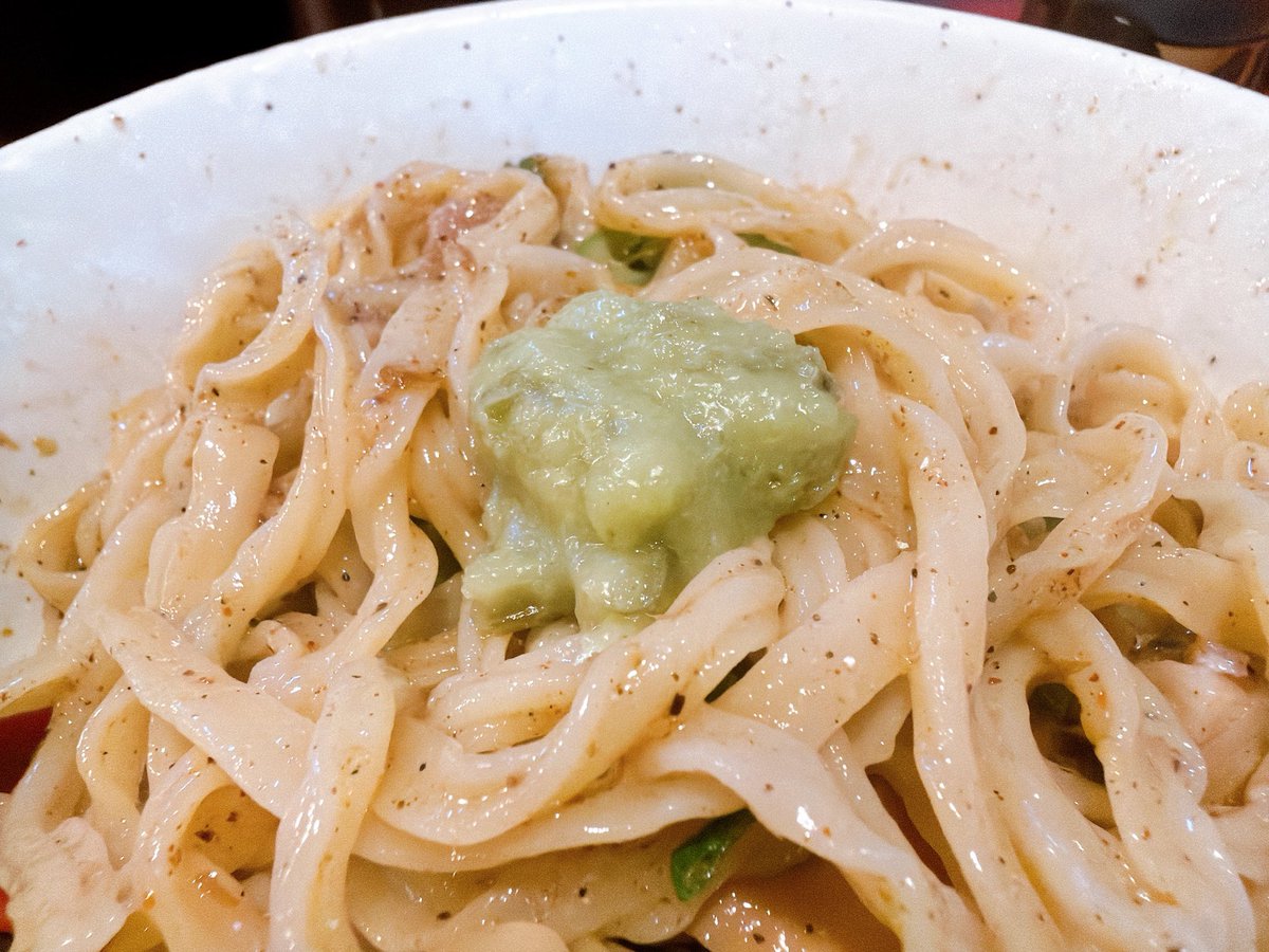 nitrow0213's tweet photo. ウイング麺はニボ混ぜだけ！
浜松市 らーめん豚鬼さんへ

煮干しの混ぜそば 1000円と
TPわさび 80円をいただきました😋

ウイング麺を食べたくて
久々のニボ混ぜ(*´艸`*)ｴﾍﾍｯ♡
モチプルで口内で暴れる
この感覚、唯一無二だわ〜♪
煮干し酢も良いが、
ワサビも抜群👌🏻

ごちそうさまでした🍜
#豚鬼 https://t.co/jyeujtTBej