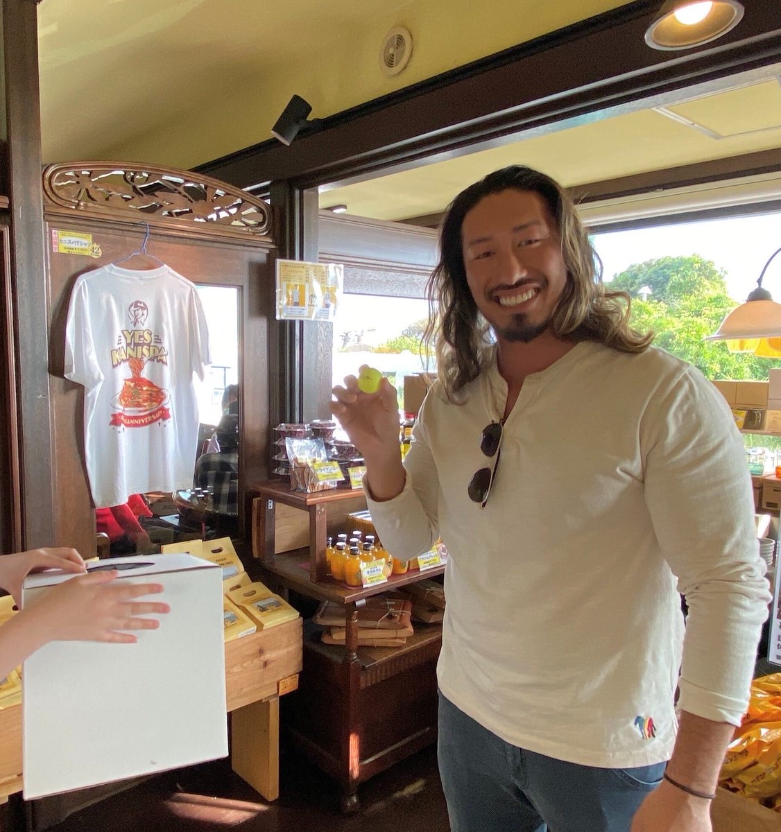 pudding_marlowe's tweet photo. 本店に辻陽太選手がお祝いに来てくださいました✨

「カニスパラーメンが気になっていた」と嬉しいお言葉✨シェフも喜び、カニスパラーメンを作ってお召し上がりいただきました🦀🍜

#マーロウ #MARLOWE #秋谷本店 https://t.co/Cn45aaIOTI