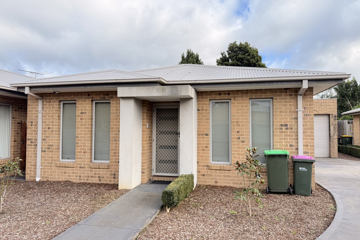 BarryPlantThom's tweet photo. Beautifully presented and ideally located, this 2-bedroom #homeforlease in #Epping is sure to get you thinking...and wait 'til you see the private courtyard! For details, visit:  https://t.co/1ZoS3lAwAK 
#Melbourne #realestate #unitforrent #Thomastown #Lalor https://t.co/dhF6EgWsWq