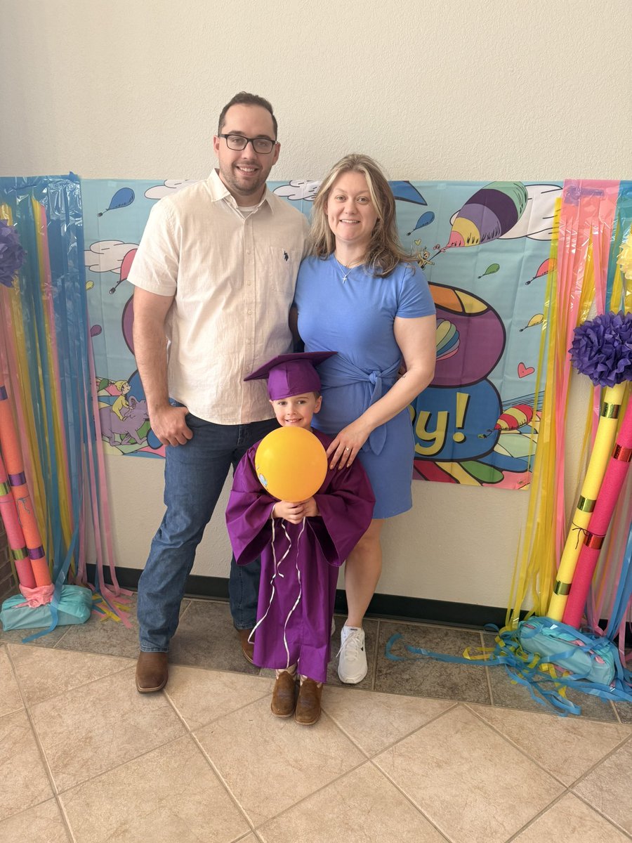 Brokenkey44's tweet photo. My son graduated PreK!!!! https://t.co/1bEfG1GyzS