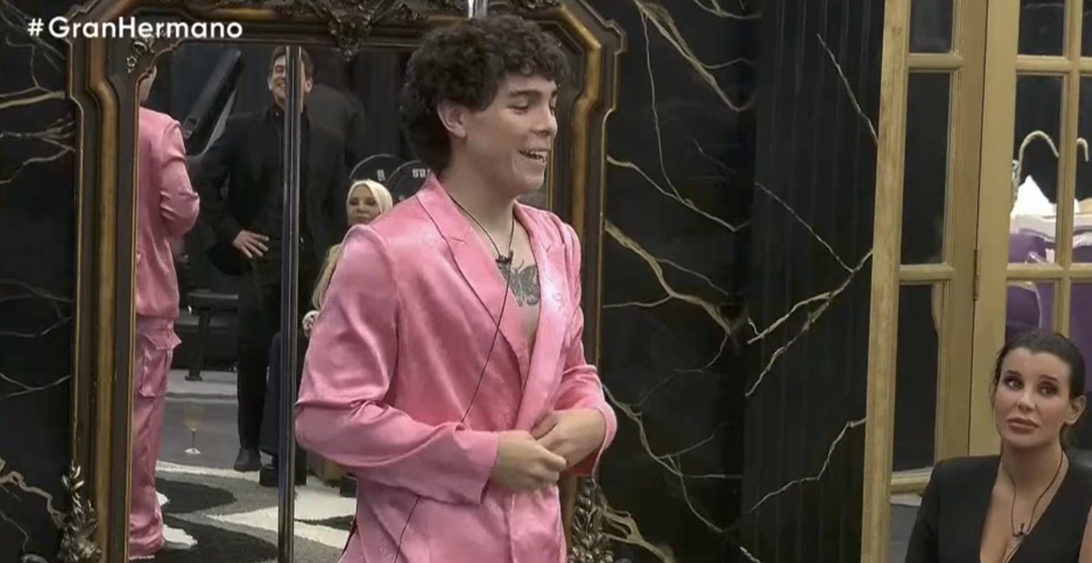 eeemiliano's tweet photo. "Adentro de mi cabeza solo entra Dios y mi vieja" el mensaje de JUANICAR al ser el segundo de bajar de placa. 

#GranHermano https://t.co/N1IREgXERI