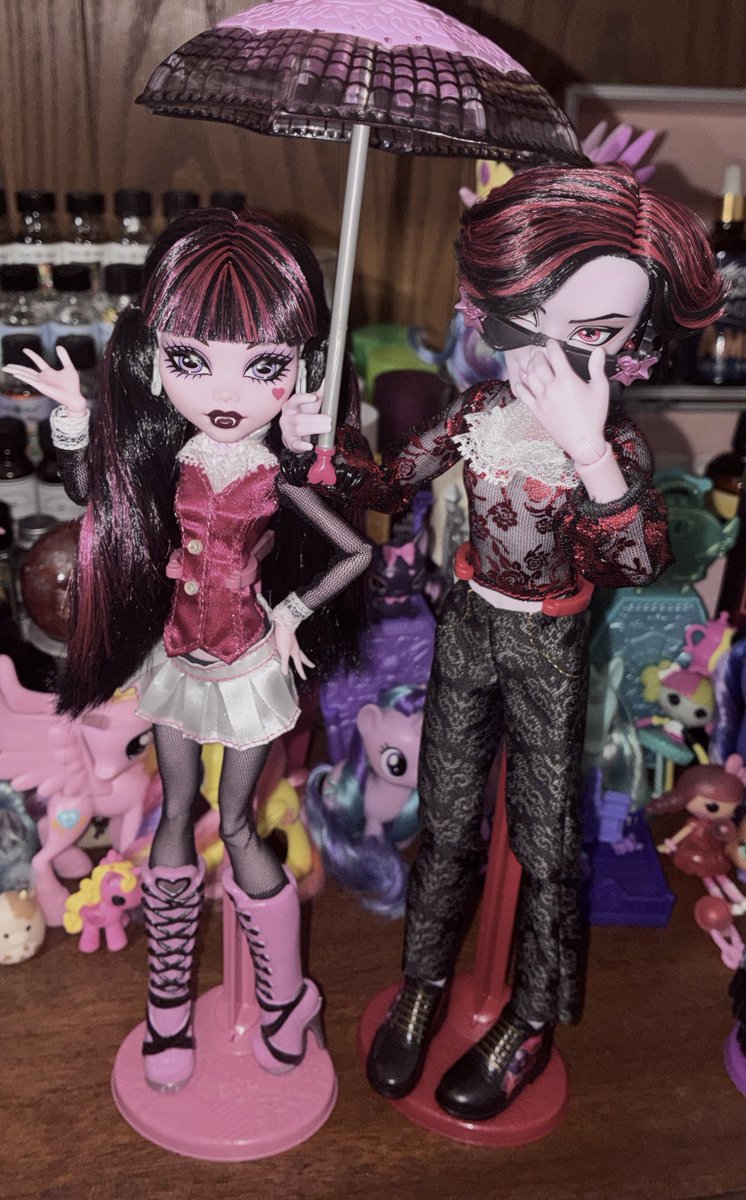 maplemhconfess's tweet photo. Valentine is apologising to Draculaura 🥀 https://t.co/Gig3dxdpPx