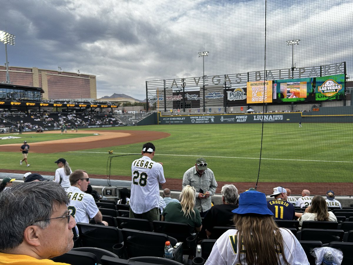 BadgerMike's tweet photo. @BallparkPal Slowly filling up tonight https://t.co/mA2o87weKK